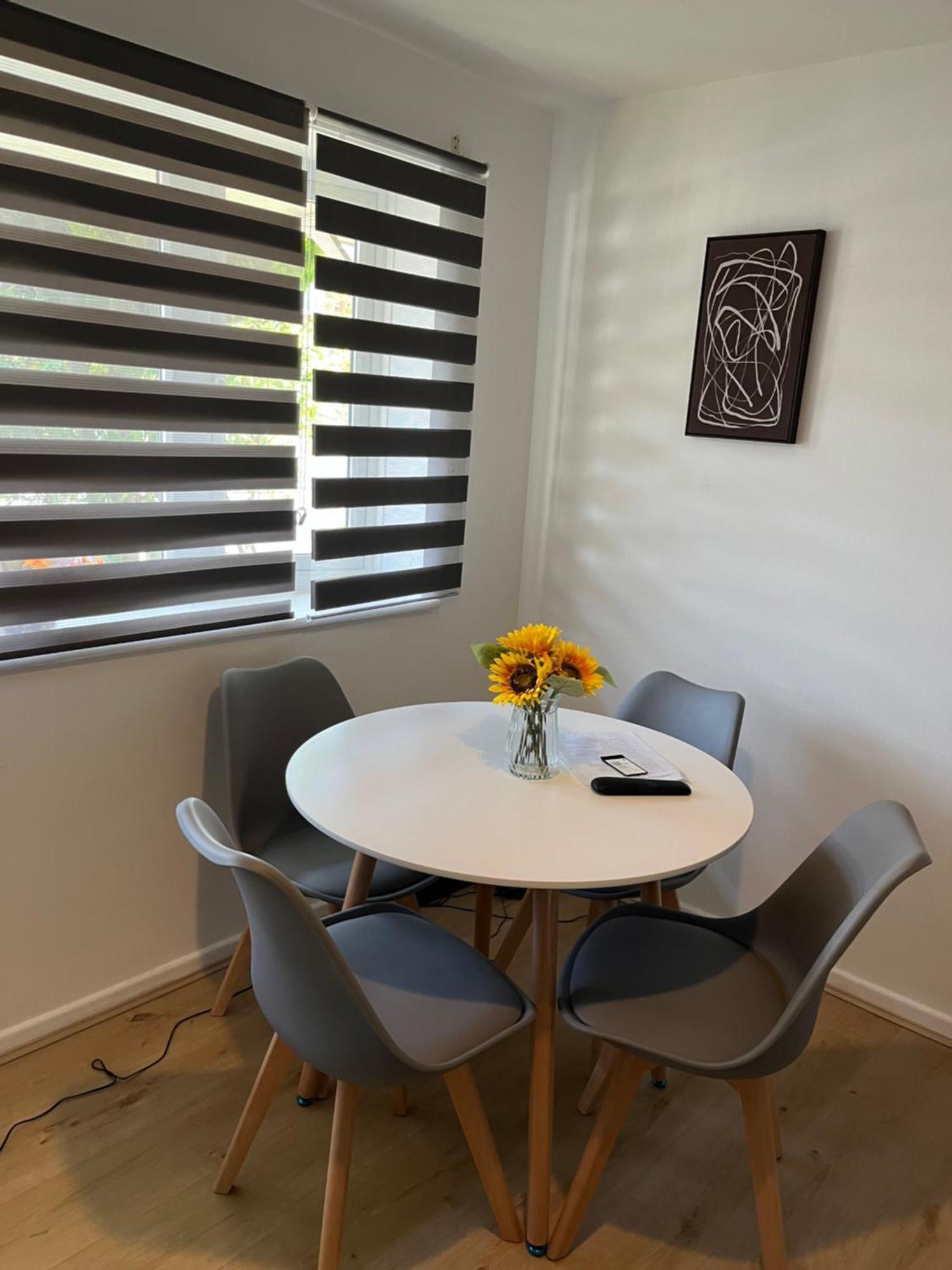 Homestay Service 2brh Freeparking Wifi Smart Tv Tea & Coffee Kettering